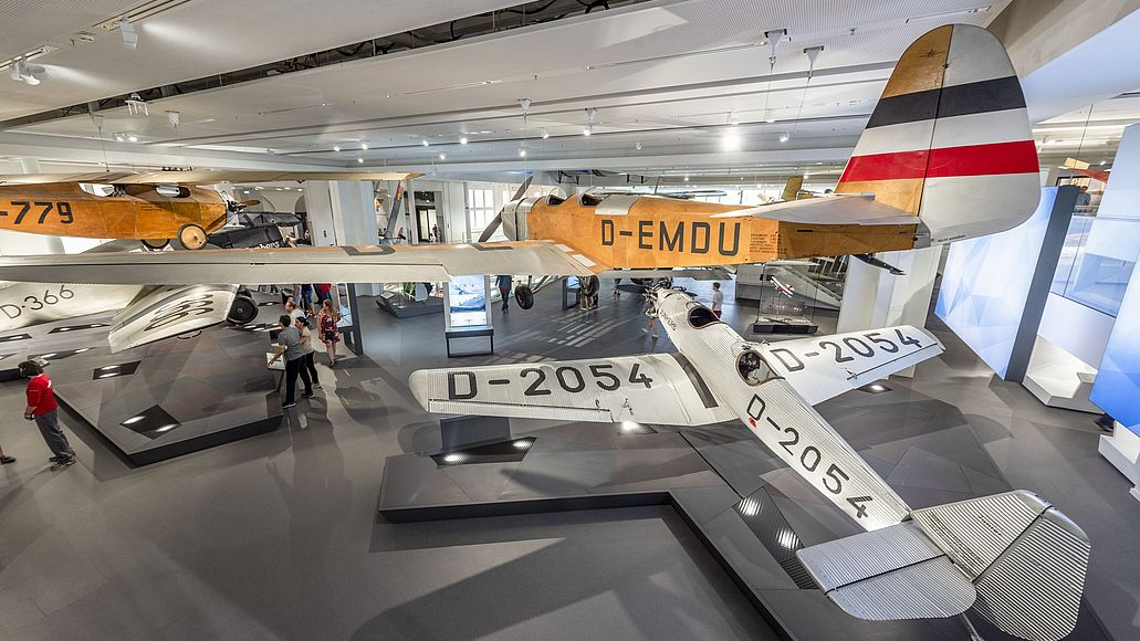 Flugzeuge hängen von der Decke der Ausstellungshalle.