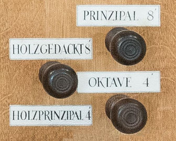 Foto einiger Registerzüge der Ahrend-Orgel mit dazugehöriger Beschriftung