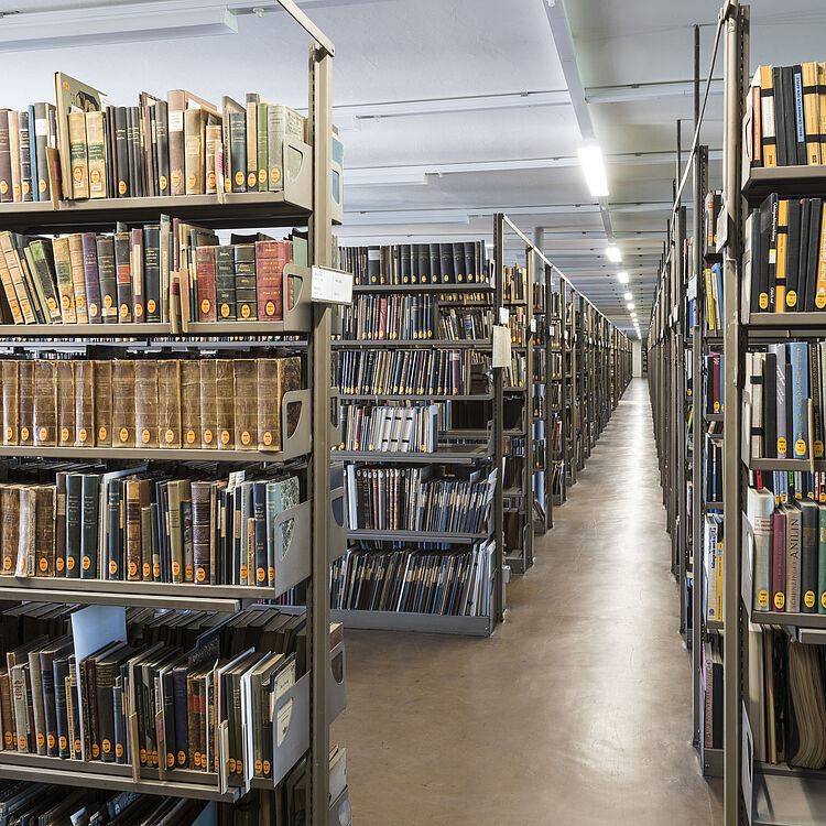 Bücherregale im Magazin