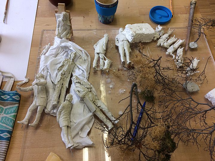 Arbeitsbereich mit Modellfiguren.