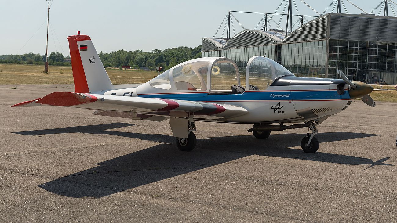 Die LFU 205 auf dem Flugfeld vor den Museumsgebäuden.