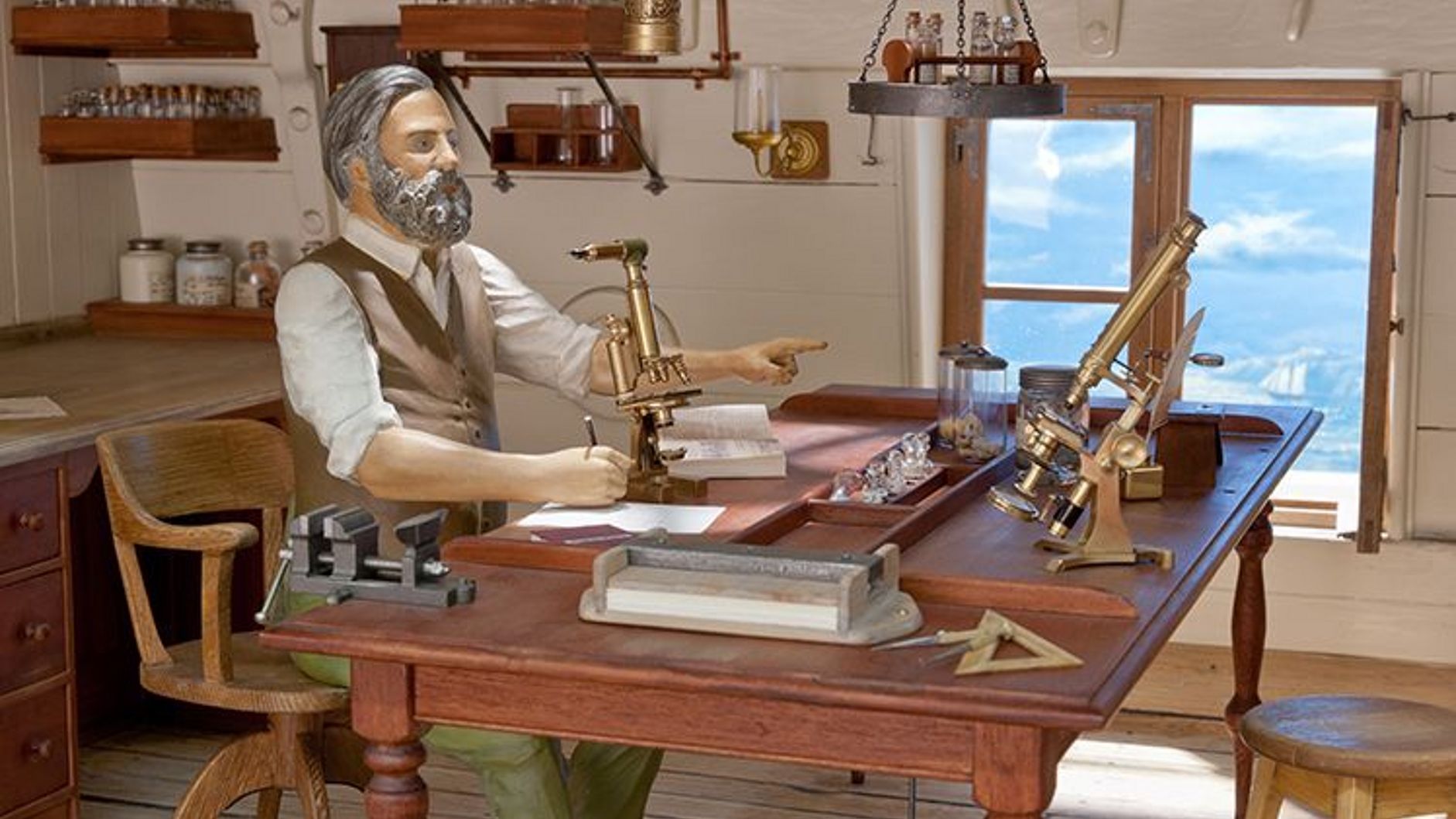 Gezeigt wird das zoologische Labor des Forschungsschiffes „Challenger“.