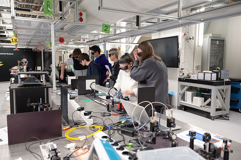 Menschen im Labor mit Brillen