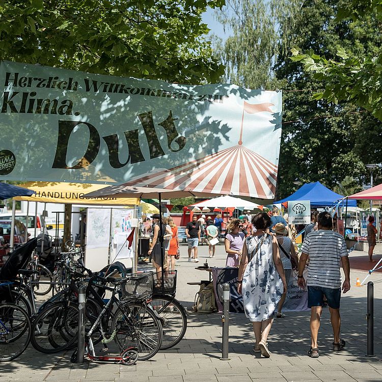 Besucherinnen und Besucher auf der KlimaDult.