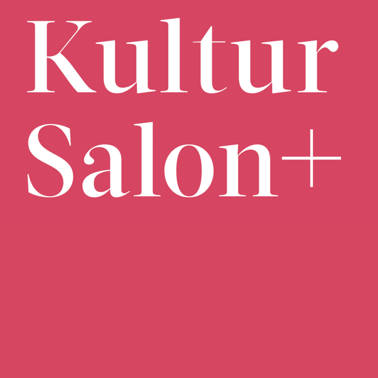 Großflächiges pinkes Banner mit weißer Schrift "Kultur Salon+" links und einer Museumsgruppe, die rechts vor einem bunten Gemälde steht.