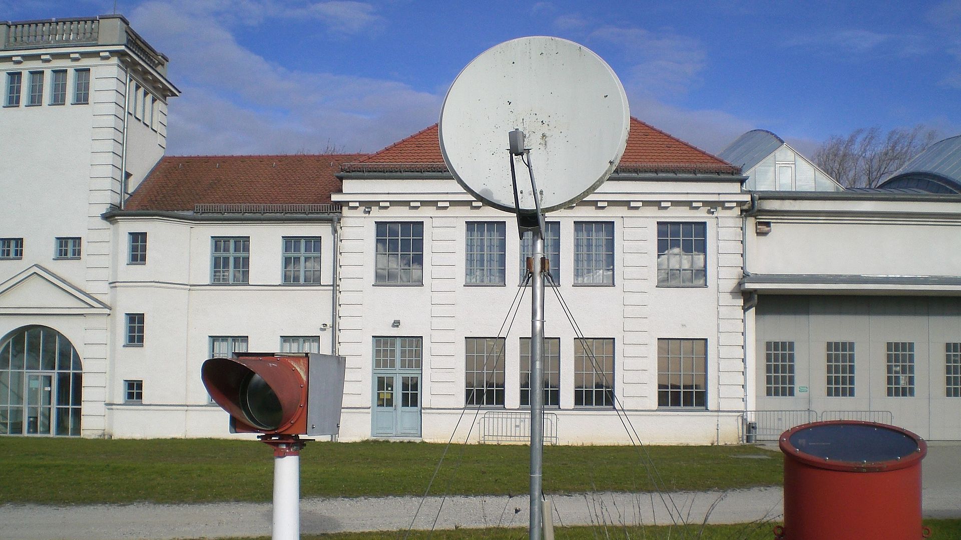 Außengelände mit Empfangs- und Messgeräten der Wetterstation der Flugwerft Schleißheim.