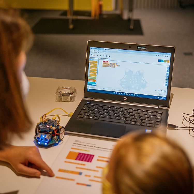 Workshop zur Digitalisierung und dem Programmieren im Deutschen Museum Bonn.