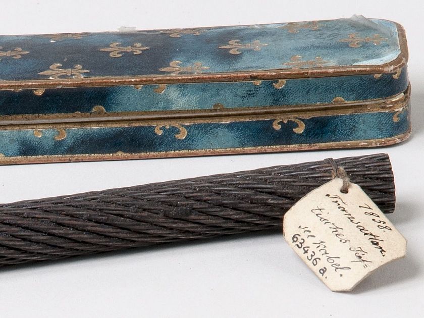 Ein Stück des ersten transatlantischen Tiefseekabels mit Schmuckdose.