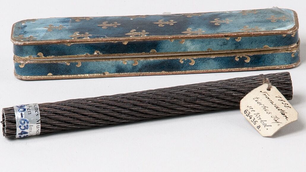 Ein Stück des ersten transatlantischen Tiefseekabels mit Schmuckdose.