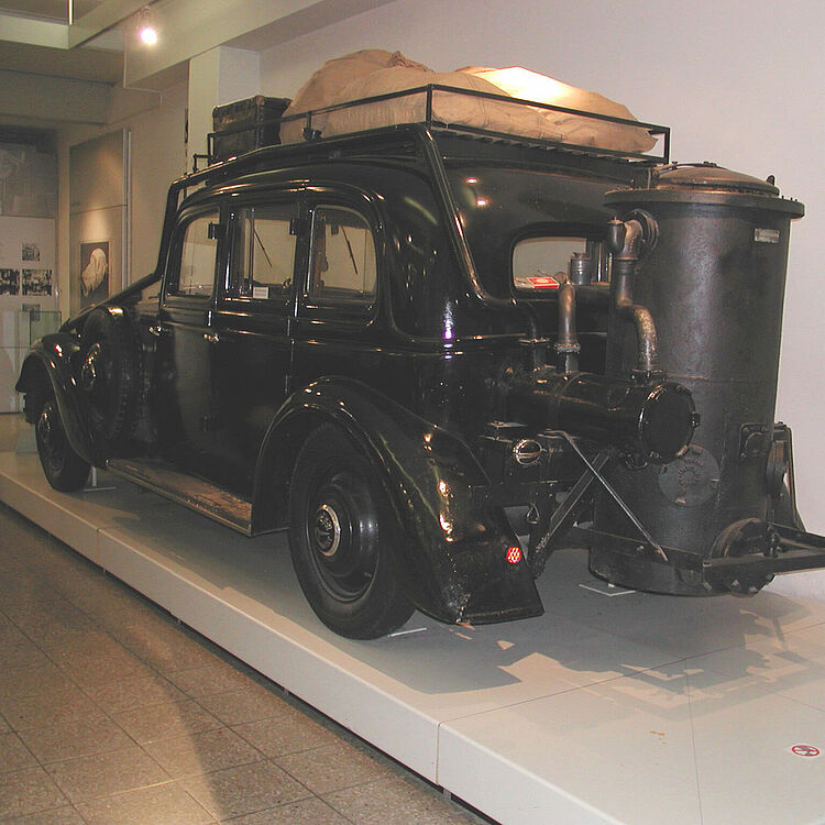 Adler Diplomat Pullmann mit Holzgasgenerator.