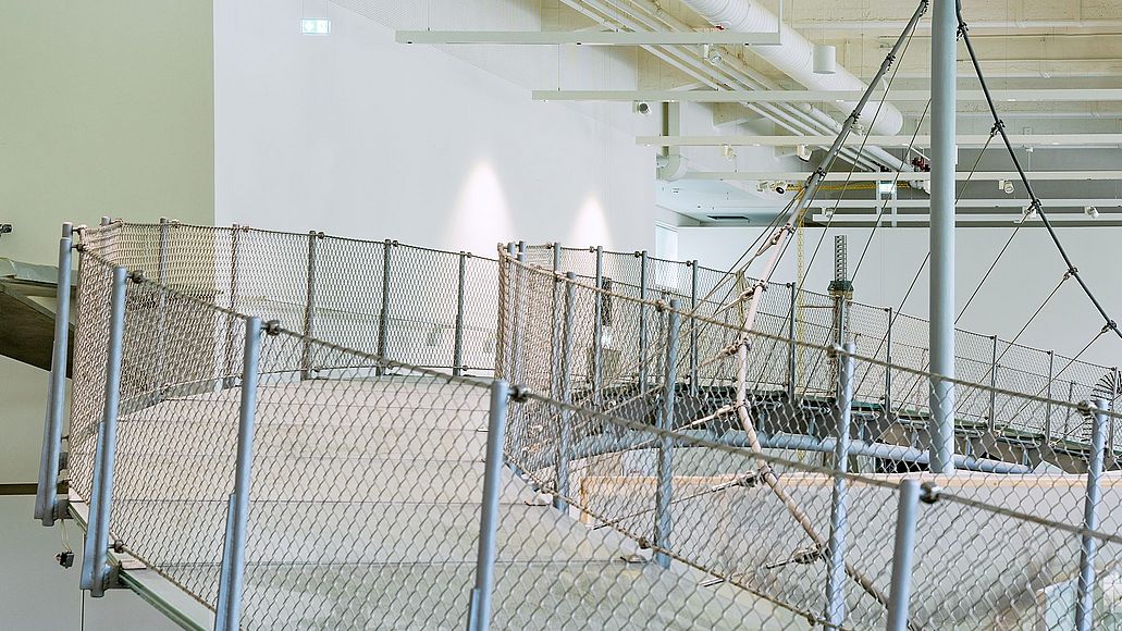 Große Brücke aus Glas in der Ausstellung.