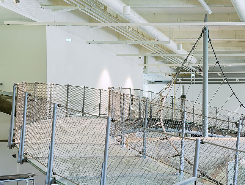 Große Brücke aus Glas in der Ausstellung.