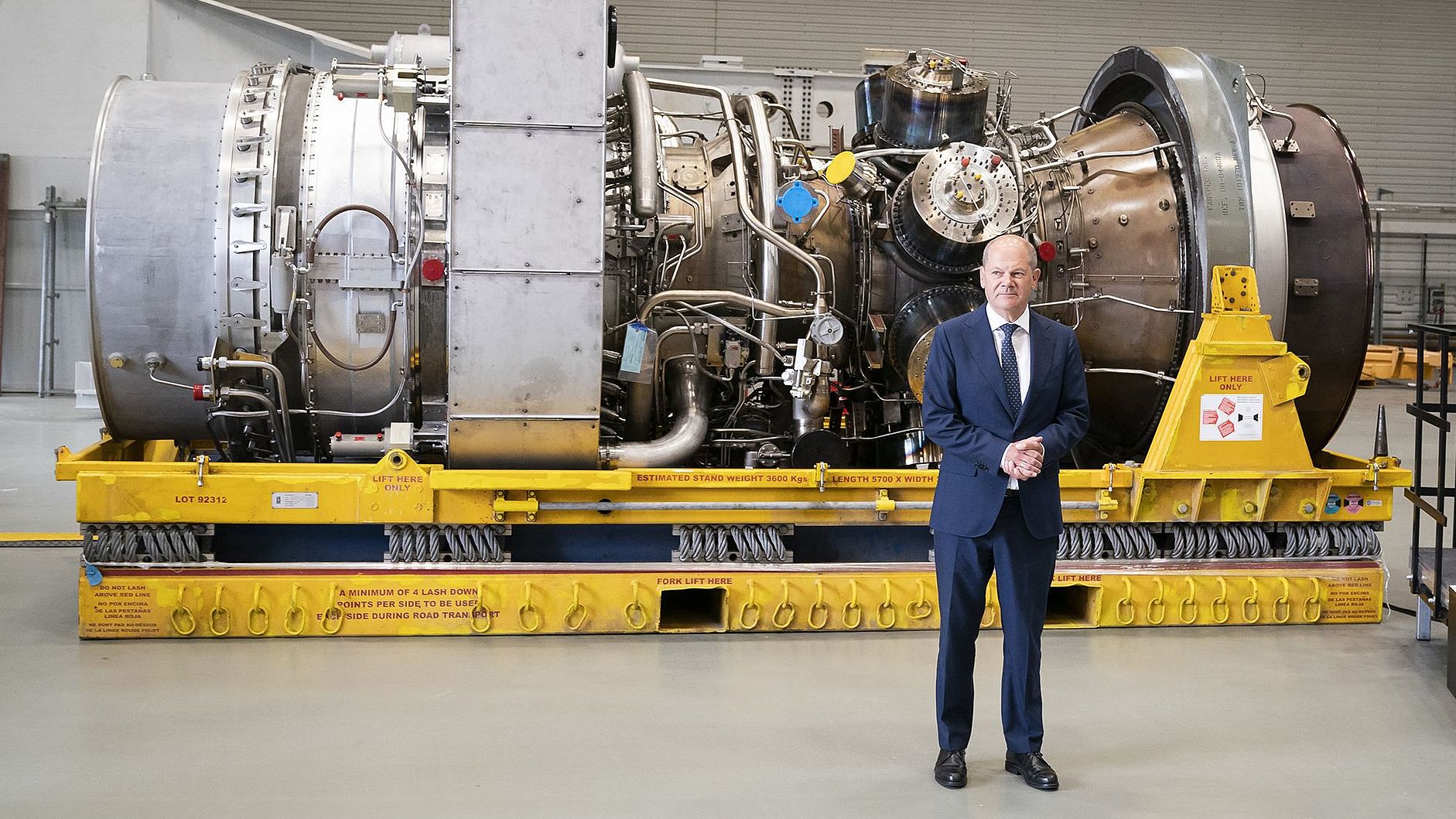 Bundeskanzler Olaf Scholz vor einer Gasturbine.