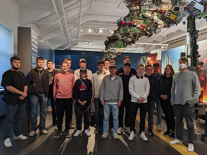 Gruppenfoto SchülerInnden der Berufsschule für Industrieelektronik