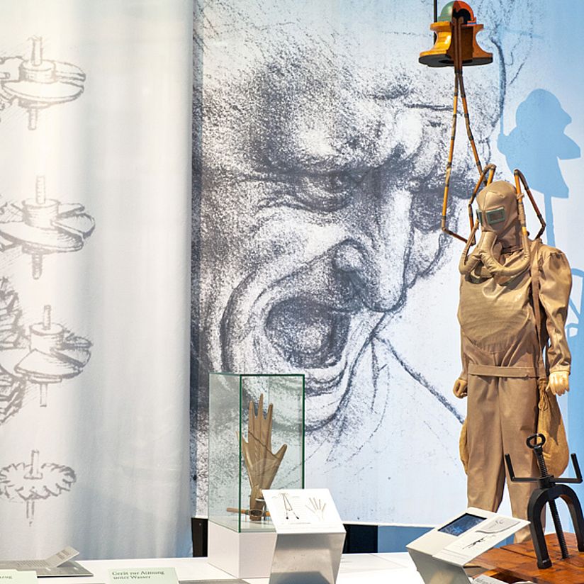 Interaktiver Tisch in der Sonderausstellung zu Leonardo da Vincis Skizzen mit einem Nachbau eines Taucheranzugs.