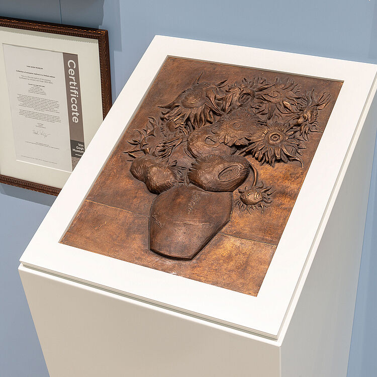 Tastrelief Sonnenblumen von Van Gogh in der Ausstellung Bild Schrift Codes.