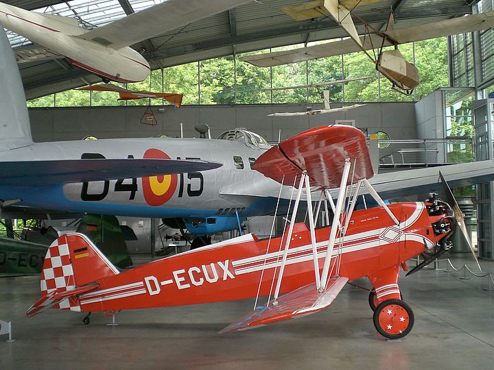 Militärflugzeug Focke-Wulf Fw 44 J Stieglitz von der Seite.