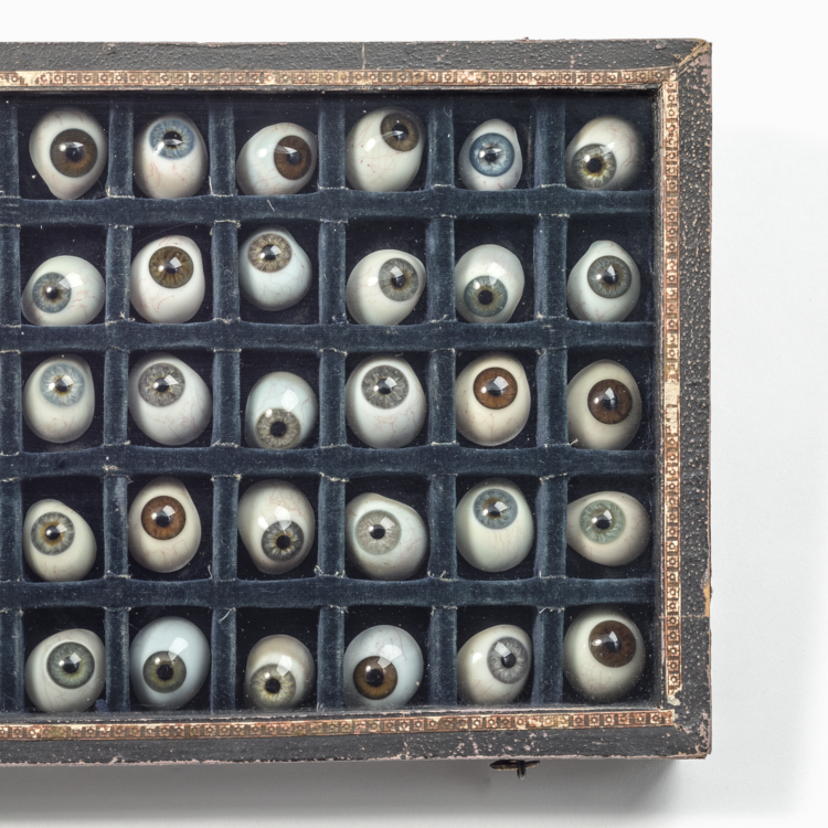 Verschiedene Glasaugen in einer Box.