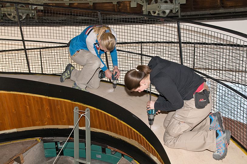 Schreinerinnen bei der Sanierung der Weststernwarte.