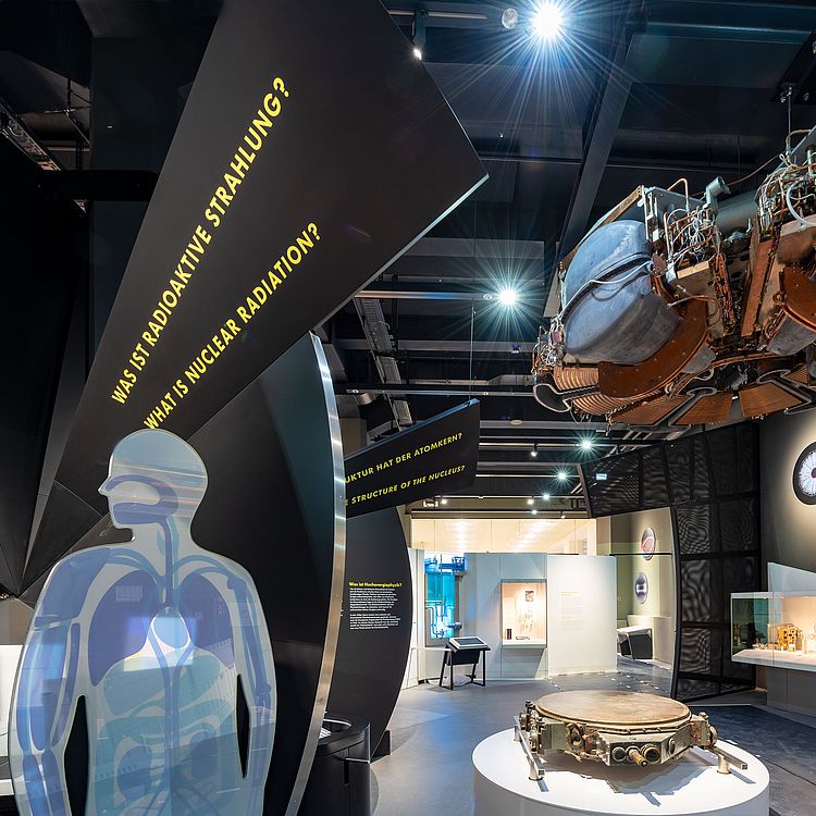 Einblick in die Ausstellung Atomphysik.