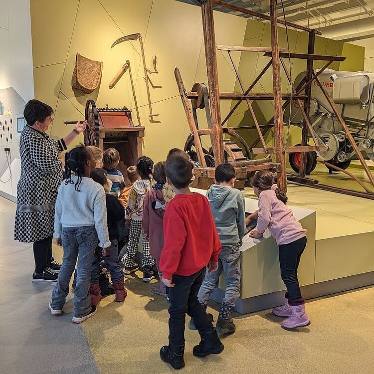 hisorische Landwirtschaftsgeräte Kindergruppe