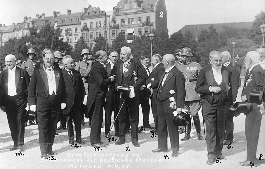 Ehrengäste bei der Grundsteinlegung für den Bibliotheksbau am 4. September 1928.