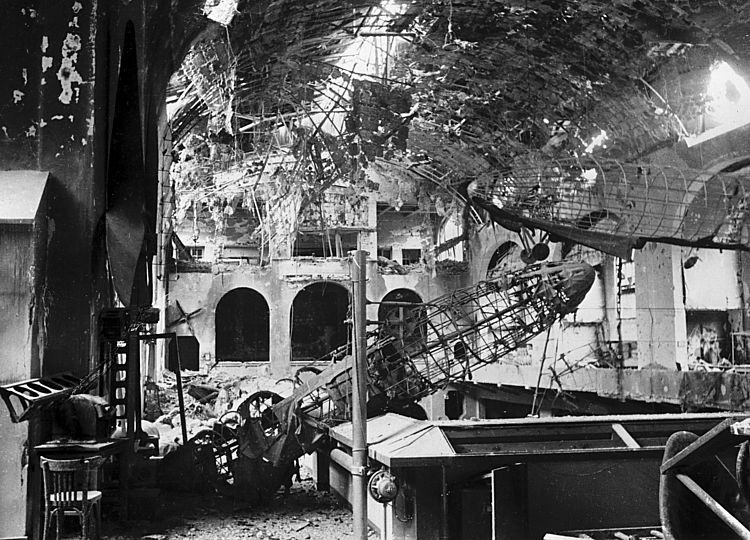 Die Gerippe zweier Zeppeline hängen schräg in der zertrümmerten Luftfahrtabteilung nach Bombentreffern im zweiten Weltkrieg.
