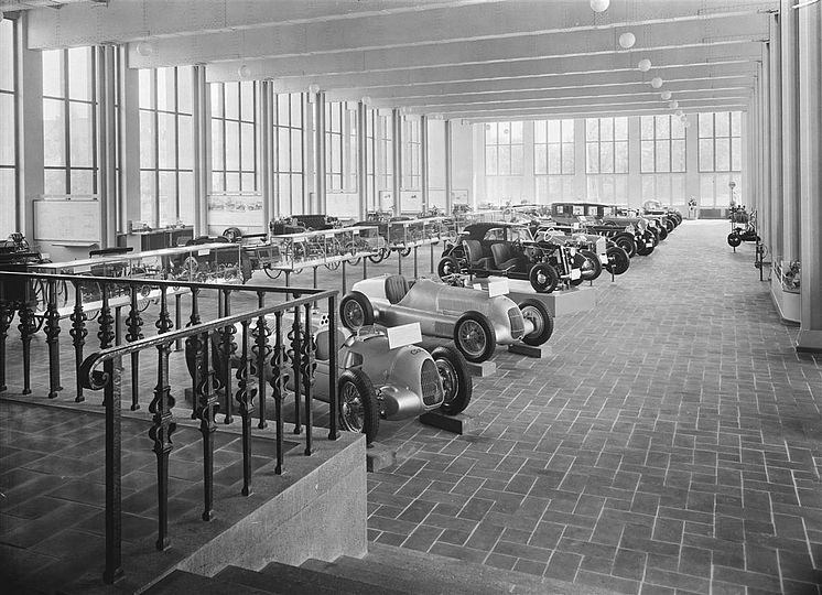 Automobile in der Ausstellung "Kraftfahrwesen".