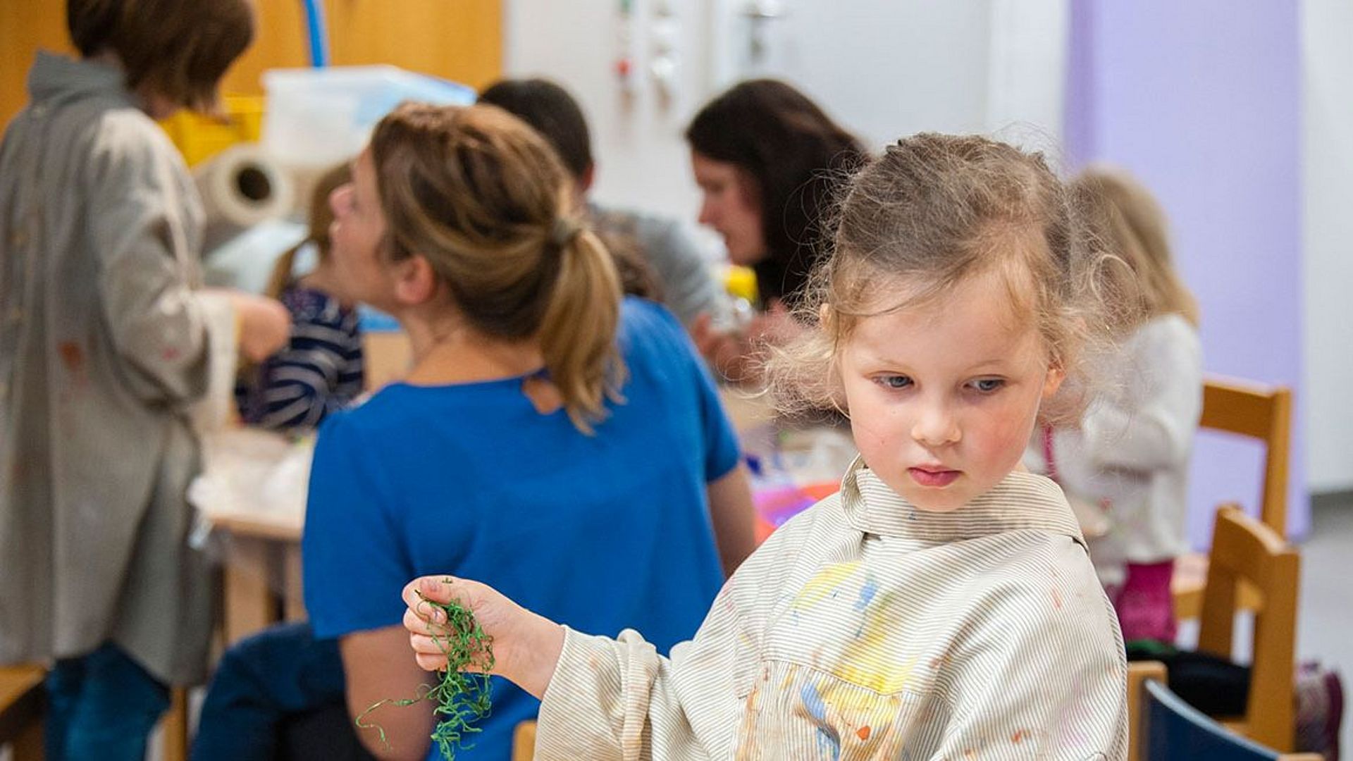 Mädchen bastelt im Workshopbereich des Kinderreichs.