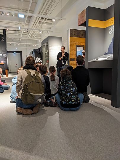 Gemeinsamer Rundgang in der Ausstellung Bild Schrift Codes