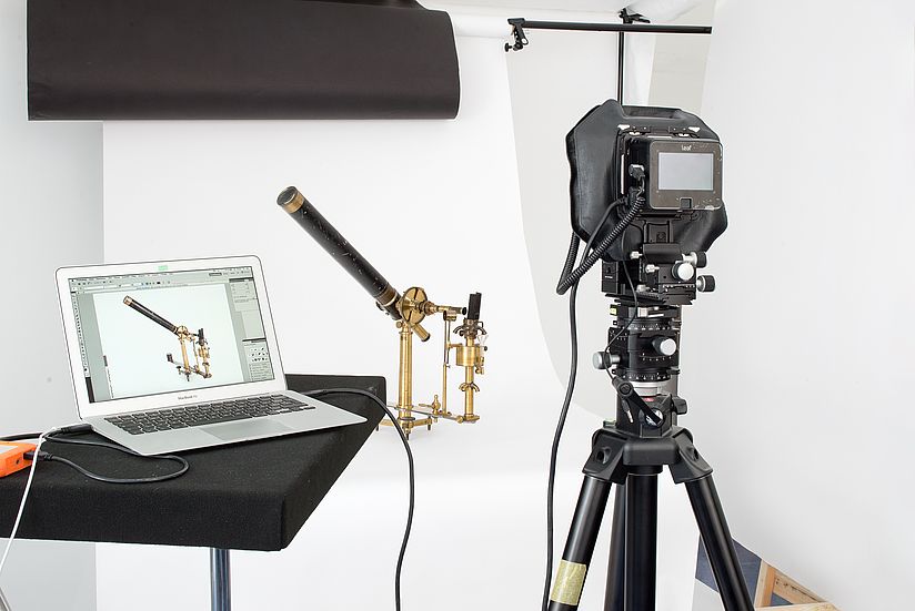 Für das Deutsche Museum Digital wird ein Fernrohr fotografiert.