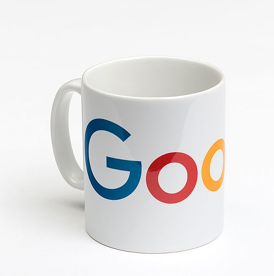 Keramiktasse mit farbigem Google-Logo.