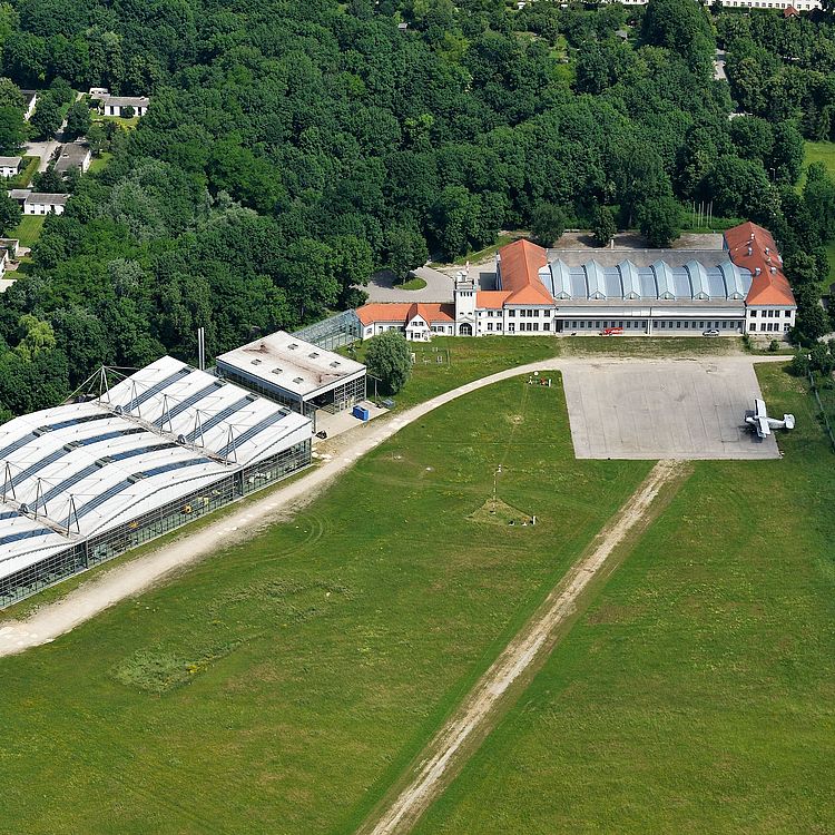 Luftaufnahme der Flugwerft Schleißheim.