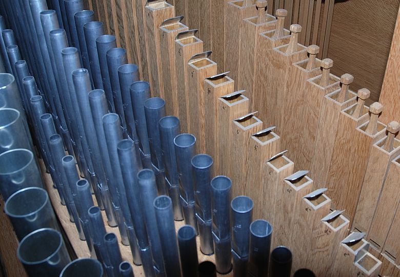 Foto verschiedener Orgelpfeifenformen im Brustwerk der Ahrend-Orgel