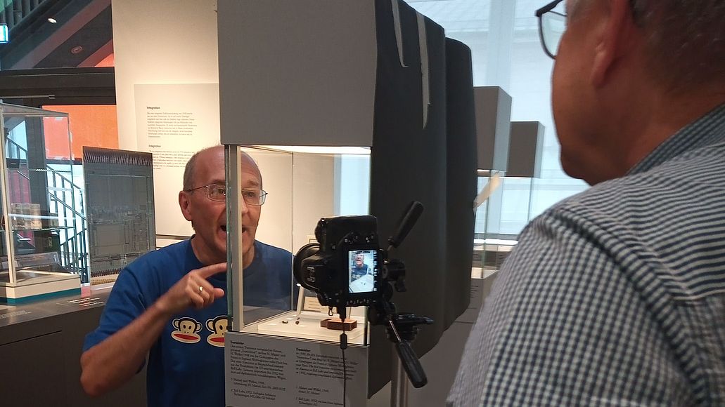 Während dem Fotoshooting in der Elektronik.