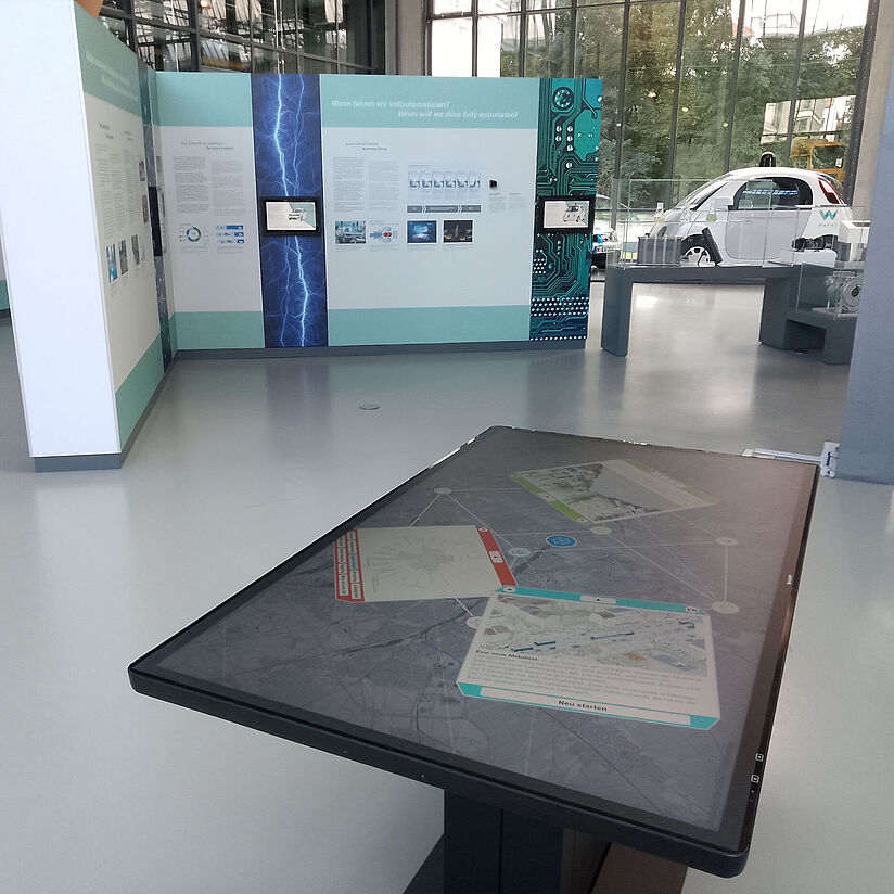 Medientisch im Bereich der Themeninsel „Zukunft der Mobilität“.