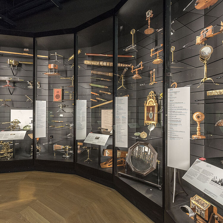 Die Schatzkammer, eine fast vier Meter hohe Großvitrine, zeigt rund 220 optische Instrumente aus der Sammlung.