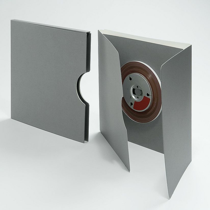 Tonbandbox aus säurefreiem Archivkarton, CD_60771 Klappbox aus grauem Karton, Film auf Kartonbobby aufgerollt.