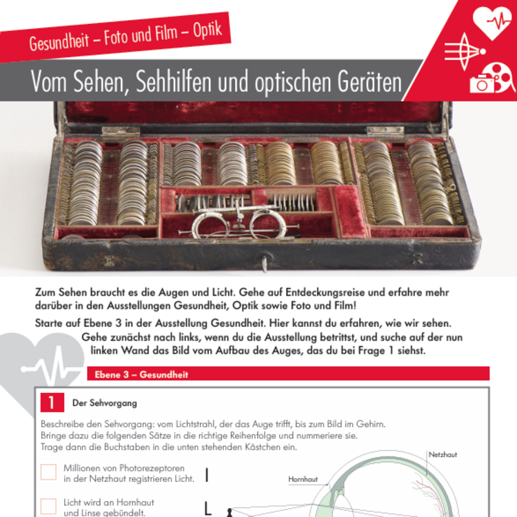 Geöffnetes antikes Etui mit zahlreichen verschiebbaren Probengläsern und einer Prüfbrille für Augenuntersuchungen, darüber roter Titelriegel „Vom Sehen, Sehhilfen und optischen Geräten“ und deutschsprachiger Infotext zu Gesundheit, Foto und Optik.