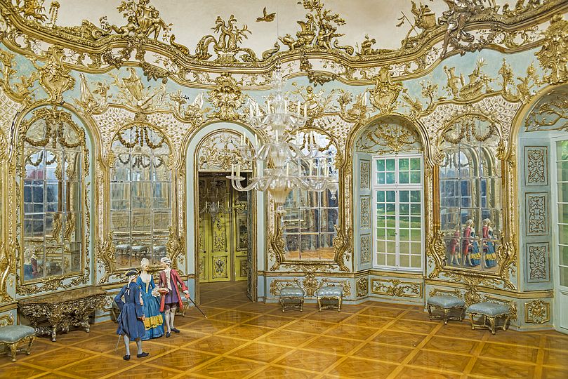 Diorama in der Glastechnik, das den Spiegelsaal in der Amalienburg zeigt.