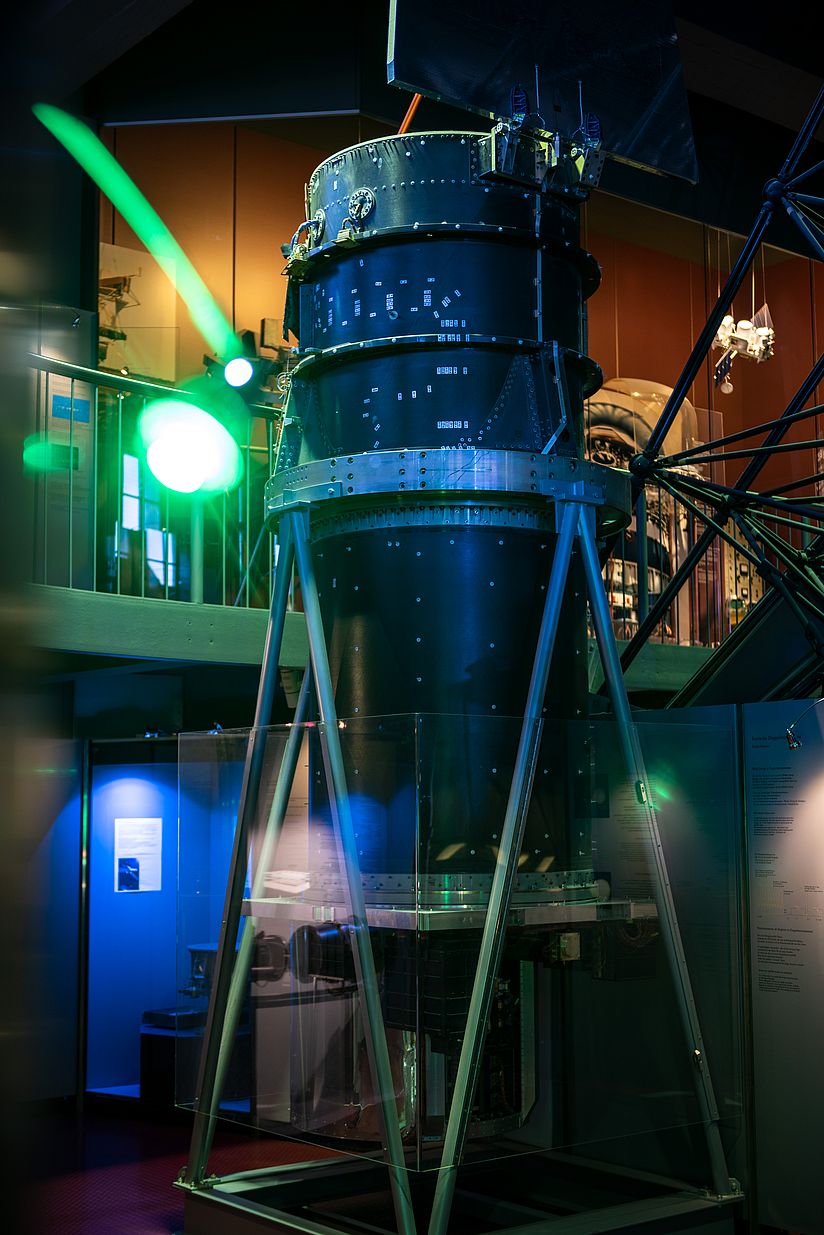 Ingenieurmodell des ROSAT-Röntgensatelliten in Originalgröße.