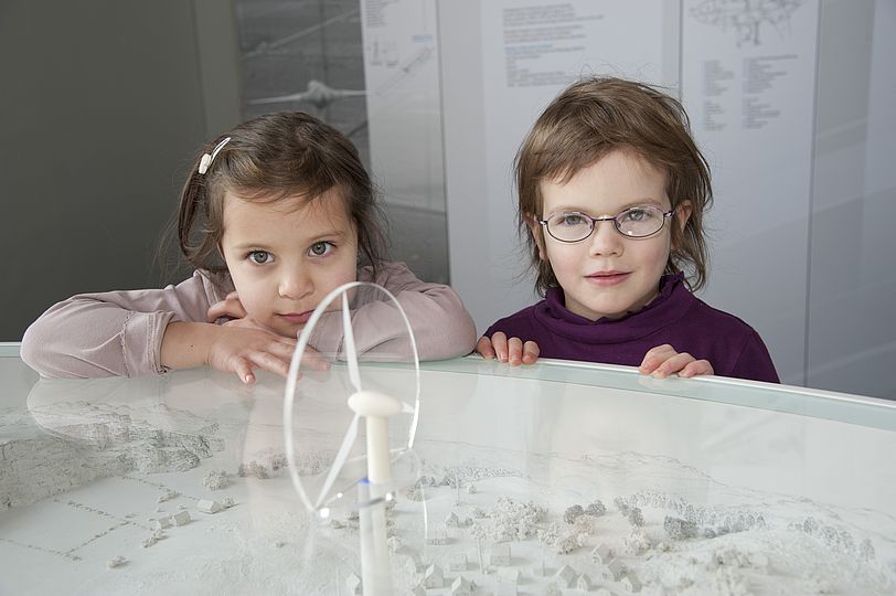 zwei Kinder vor Modell Windenergie