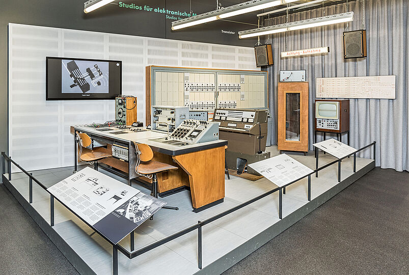 Das Siemens-Studio für elektronische Musik in der Ausstellung Musikinstrumente.