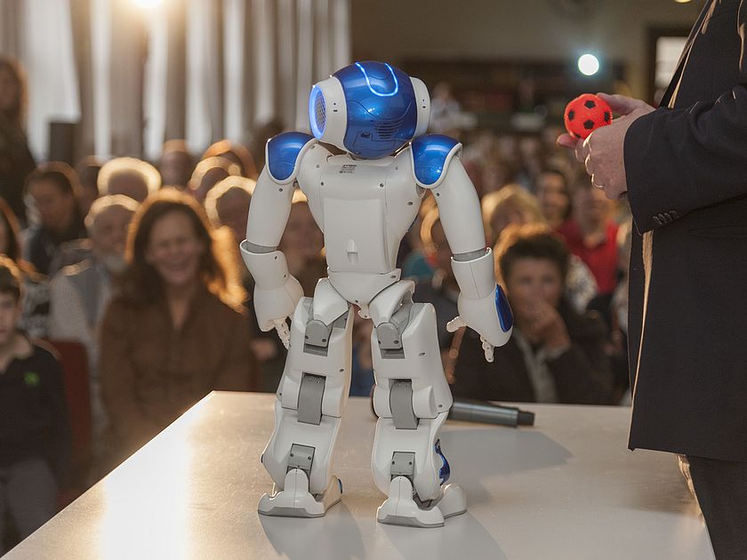 Roboter vor Publikum beim Tag der offenen Tür 2017