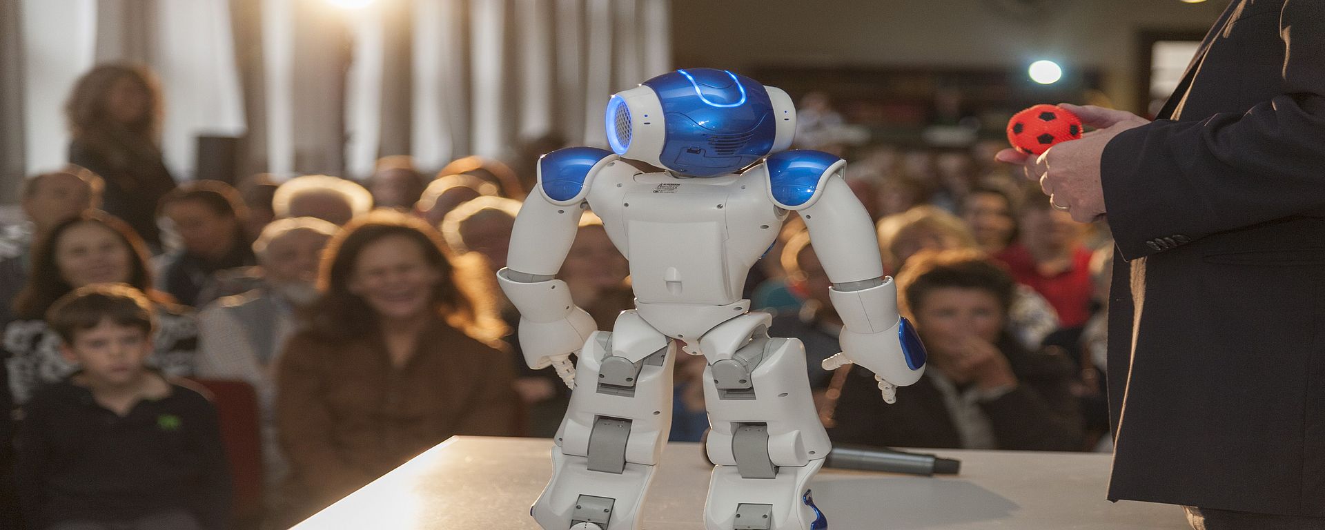 Veranstaltung im Rahmen des Tags der offenen Tür 2017 Roboter vor Publikum beim Tag der offenen Tür 2017