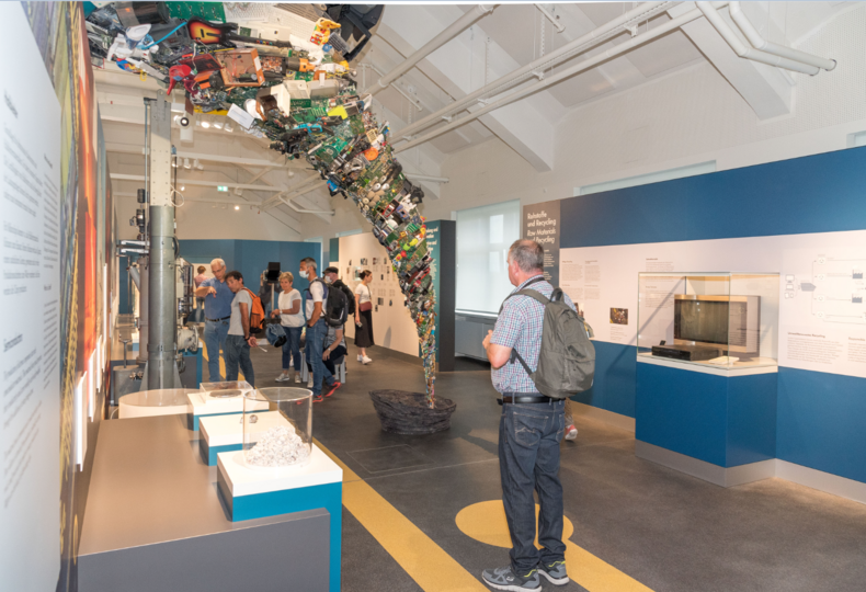 Besucherinnen und Besucher in der Ausstellung Elektronik.