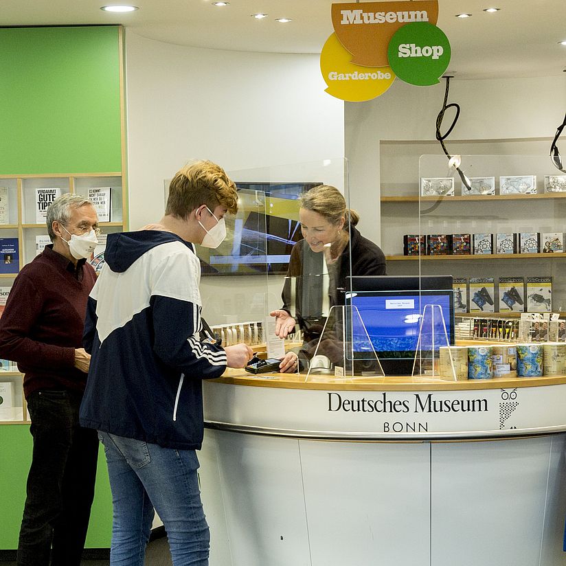 Deutsches Museum Bonn Museumsshop Kassenbereich Besucher