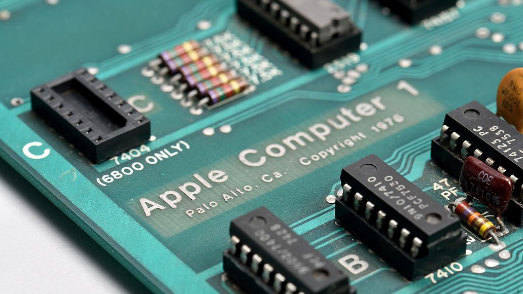 Detailaufnahme einer Computerplatine des Apple-I.