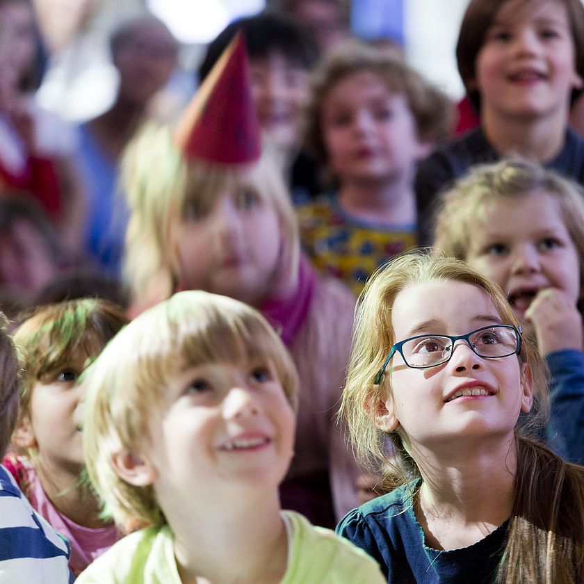 Kinder waehrend Lesung beim Lesefest im Deutschen Museum Bonn