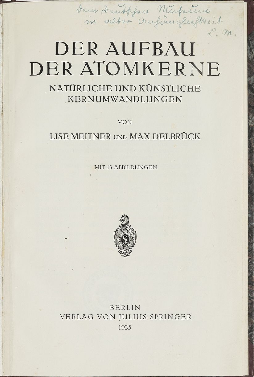 Titelblatt mit der Widmung Lise Meitners rechts oben.